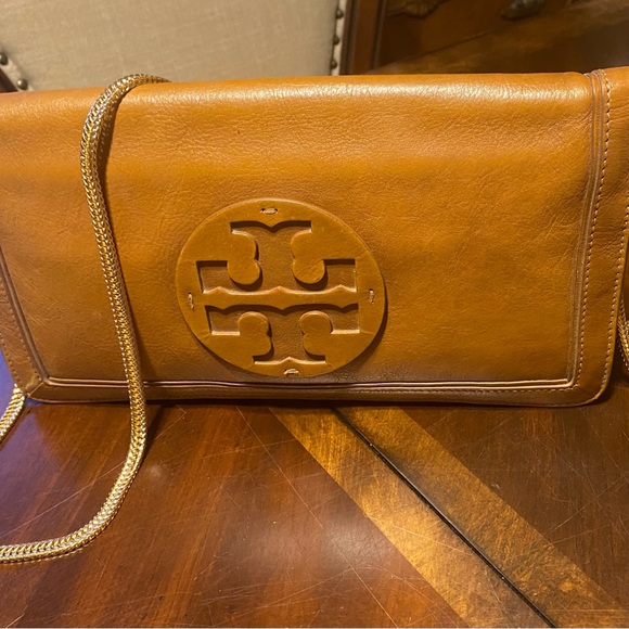 Tory Burch Tan Leather Crossbody Clutch with Gold Chain - Picture 11 of 11